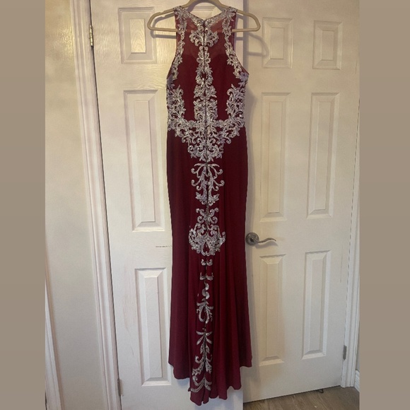 I’m selling this dress because it is not my style anymore - Picture 2 of 2